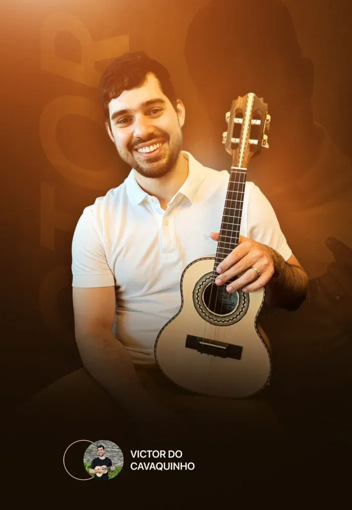 Professor Victor com seu cavaquinho
